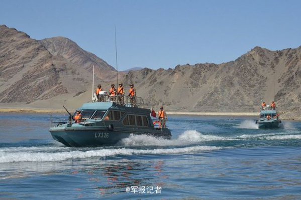 Tàu tuần tra Trung Quốc ở khu vực hồ Pangong Tso.