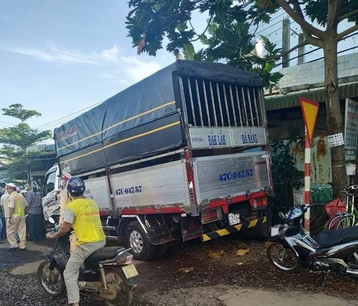 Hiện trường vụ tai nạn khiến người đàn ông tử vong tại chỗ.