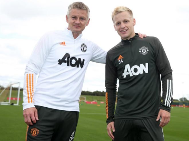 Van de Beek chụp ảnh cùng HLV Solskjaer