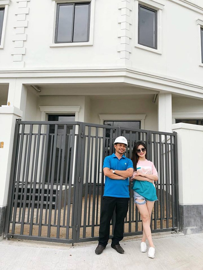 Trước khi quyết định tạm gác hoạt động nghệ thuật để sang Mỹ du học, Hương Tràm đã tậu căn biệt thự 4 tầng nằm ở Quận 2, Tp.HCM có giá khoảng 20 tỷ đồng sau 6 năm bước vào showbiz.

