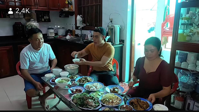 Mới đây nam diễn viên hài Lê Dương Bảo Lâm chia sẻ clip về thăm cha mẹ ở quê nhà, cùng ăn bữa cơm gia đình. Nhiều người rất bất ngờ về nơi ở của cha mẹ anh, khác biệt với căn nhà trị giá khoảng 7 tỷ đồng vợ chồng anh đang sinh sống.
