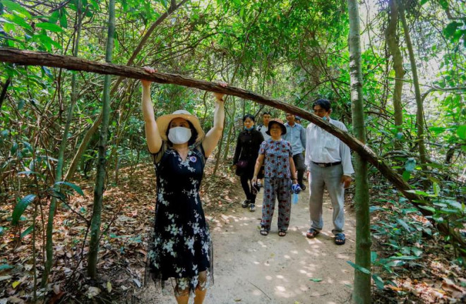 Du khách tham quan địa đạo Củ Chi vào sáng 9-9. Hằng năm, địa đạo củ Chi đón hàng ngàn lượt khách cả trong và ngoài nước đến tham quan, tìm hiểu, nghiên cứu lịch sử.&nbsp;