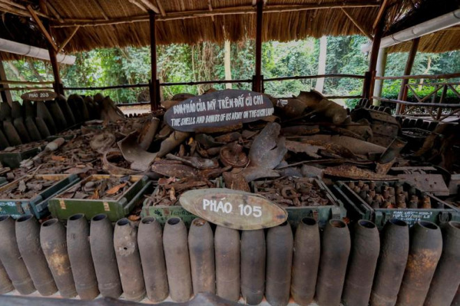 Nơi đây còn lưu giữ vô số những hiện vật chiến tranh như bom pháo, đạn dược, khí tài quân sự.