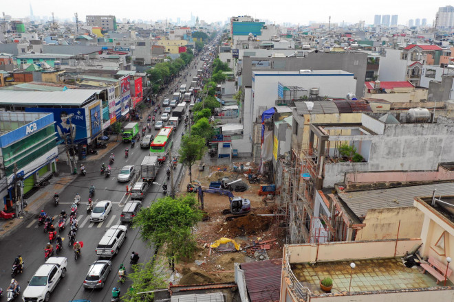 Dự án metro số 2 có tổng chiều dài hơn 11km; đoạn đi ngầm dài khoảng 9,2km; đoạn tuyến đi trên cao, chuyển tiếp và đường dẫn depot (trung tâm điều khiển và sửa chữa tàu) khoảng 2km. Toàn tuyến bao gồm 9 ga ngầm, một ga trên cao và một depot tại Tham Lương, quận 12.