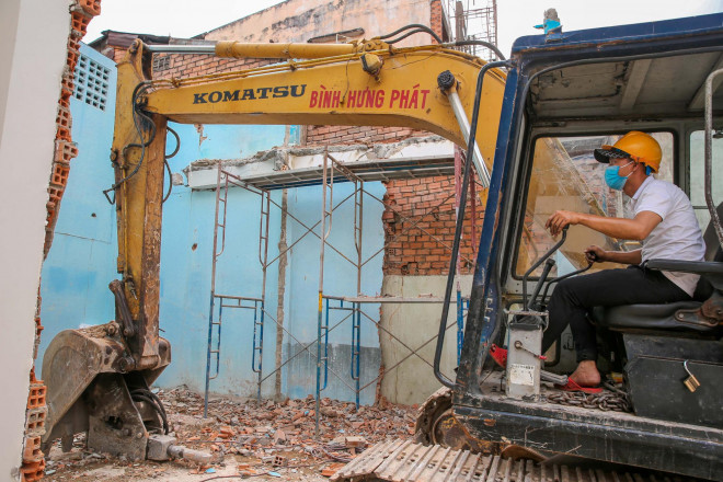 Thời điểm này, không khó để bắt gặp hình ảnh nhiều gia đình thuê công nhân, máy xúc để giải tỏa, bàn giao mặt bằng cho địa phương trên đường Cách mạng tháng 8 (quận Tân Bình)