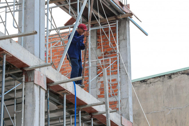 Ông Trần Văn Khen (ngụ phường 15, quận Tân Bình) cho biết khu vực mình tiên phong tháo dỡ trước, có chịu thiệt thòi chút ít nhưng khi mọi thứ hợp lý thì mọi người dân sẽ ủng hộ cùng thành phố phát triển.