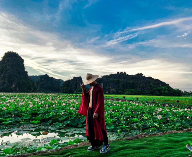 Cùng với tháp sống ảo, thác nước nhân tạo, vườn nấm khổng lồ... thì hồ sen Hang Múa đang trở thành những điểm sống ảo được yêu thích nhất khi tới Ninh Bình và giúp Hang Múa trở thành đệ nhất sống ảo trong những năm qua với giới trẻ.