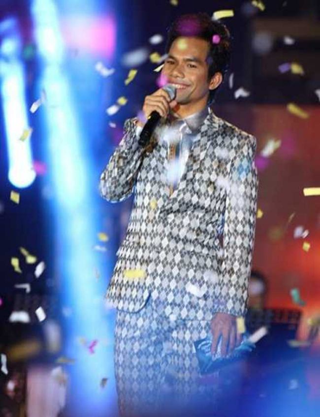 Liều lĩnh tham gia cuộc thi "Vietnam Idol 2012", Yasuy vượt qua hàng trăm đối thủ và giành chiến thắng. Tuy nhiên, chiến thắng của Yasuy vướng nhiều ý kiến trái chiều của dư luận. Phần đông khán giả ủng hộ cho giọng ca truyền cảm, mộc mạc cũng như sự chân thật của anh, trong khi không ít người cho rằng anh chưa thật sự xứng đáng về giọng hát so với người về nhì, Hoàng Quyên.
