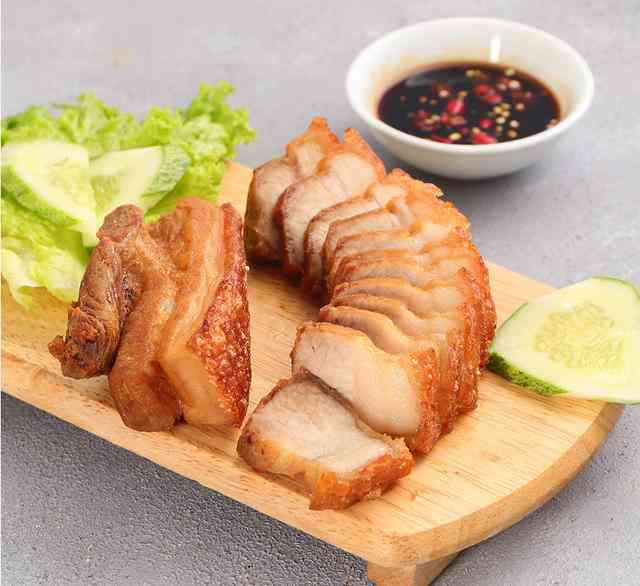 Thực hành thái thịt ba chỉ (ba rọi) chiên da giòn, sau khi chiên.