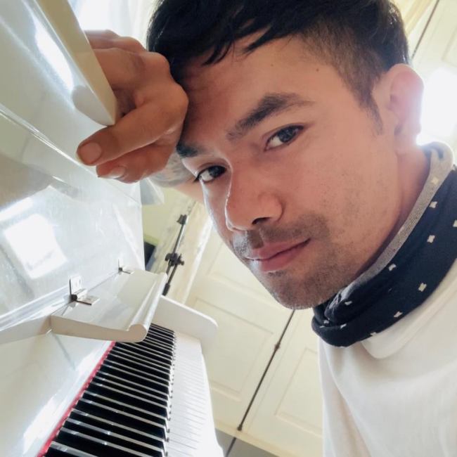 Căn nhà được xây dựng vào năm 2019. Yasuy vẫn không quên đam mê âm nhạc mà tự sắm cho mình cây đàn guitar và đàn piano ở phòng khách.
