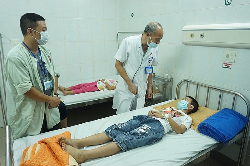Một học sinh đang điều trị tại Bệnh viện Đa khoa Đông Anh.