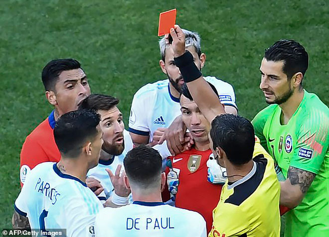 Leo Messi và Gary Medel đều phải nhận thẻ đỏ vì va chạm không cần thiết ở trận tranh hạng Ba Copa America hè năm ngoái tại Brazil