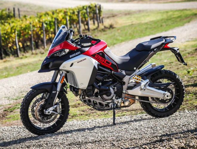 7. Ducati Multistrada 1260 Enduro là dòng xe thể thao phượt, hiệu suất cao, bình xăng 20 lít nhưng lại tiết kiệm xăng và cho hành trình dài tới 339 dặm (545,56 km) sau mỗi lần đổ đầy bình.