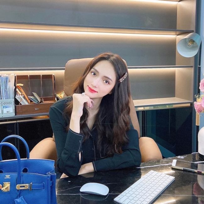 Hương Giang được biết đến là người đẹp đa tài của showbiz Việt. Bên cạnh sự nghiệp nghệ thuật, Hương Giang còn điều hành công ty giải trí mang tên mình, kinh doanh bất động sản và đầu tư nhiều lĩnh vực khác.
