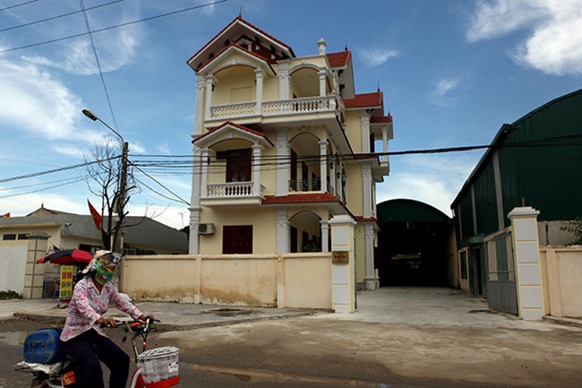 Đi dọc các con đường ở làng Mẹo ai cũng nhận ra sự khang trang, nhiều ngôi nhà bề thế nhờ sự cố gắng và nỗ lực cũng như tài kinh doanh.
