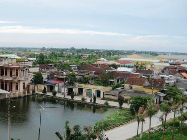 Cho nên người dân đã kinh doanh, buôn bán và tìm hướng để phát triển kinh tế.&nbsp;Các số liệu đưa ra hồi năm 2019 cho thấy, làng Mẹo có khoảng hơn 50 doanh nghiệp với vốn từ 5 tỷ đồng trở lên và doanh thu khoảng 400 tỷ/năm.
