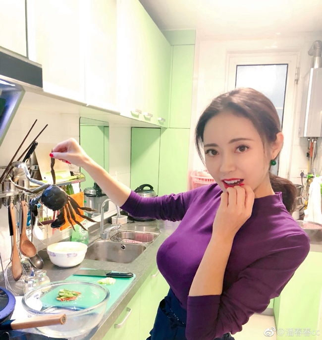 Ở nhà, Phan Xuân Xuân ăn mặc kín đáo khi vào bếp trổ tài nấu nướng.
