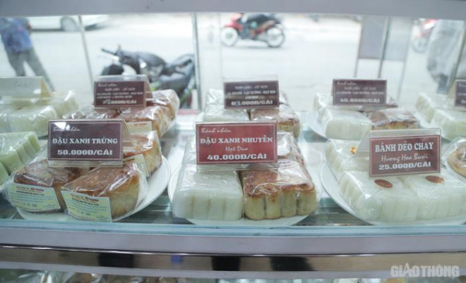 Các loại bánh trung thu tại đây thường bán luôn trong ngày, theo cặp đơn hoặc cặp đôi bánh nướng - bánh dẻo, có giá dao động từ 40.000 - 70.000 đồng/chiếc hoặc có thể cao hơn tùy từng loại.