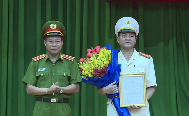 Đại tá Lê Hồng Nam&nbsp;được thăng lên hàm Thiếu tướng. Trong hình: Đại tá Lê Hồng Nam nhận quyết định làm Giám đốc công an TP.HCM, hôm 30-6. Ảnh: HT