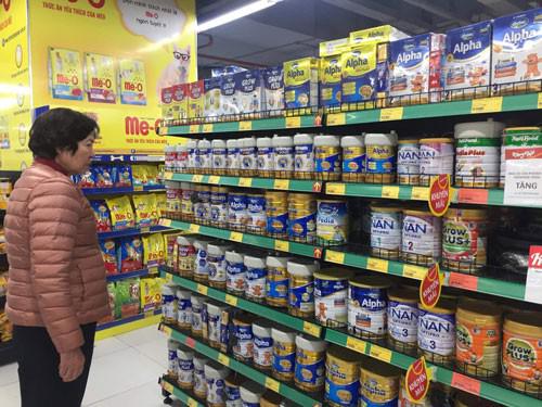 Sữa Lactalis nghi nhiễm khuẩn không còn hiện diện ở các siêu thị Ảnh: Ngọc Dung