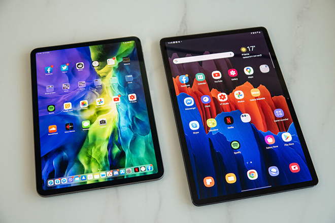 iPad Pro 2020 (trái) và Galaxy Tab S7+ (phải).