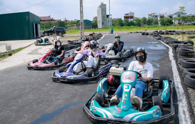 Go-Kart là dạng xe có bốn bánh, thường được chạy trên những mô hình đường đua được thu nhỏ. Hiện tai, các loại xe Go-Kart được phân loại dựa trên cấu tạo với sự chênh lệch về tốc độ và cấu tạo.