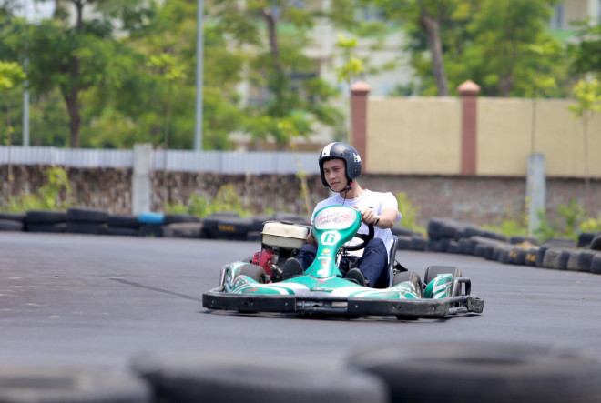 Xe Go Kart được vận hành bằng động cơ 2 thì, có trọng tâm thấp tránh cho trường hợp bị lật xe khi không có cân bằng điện tử. Chiếc xe này được thiết kế phù hợp cho những người mới tiếp xúc với tốc độ. Độ tuổi phù hợp để chơi bộ môn thể thao này là từ 13 tuổi trở lên.