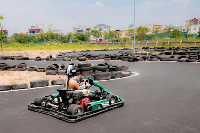 Xuất hiện ở Việt Nam khoảng 2 năm trở lại đây, Go Kart hiện đang là bộ môn thể thao mới thu hút giới trẻ đam mê tốc độ. Ở Hà Nội cũng có câu lạc bộ dành cho những fan hâm mộ của Go Kart. Những tay đua mê tốc độ trong thời gian tới sẽ có loại hình đua Go Kart được tổ chức chuyên nghiệp, dễ dàng tham gia, giá cả hợp lý hơn các loại đua xe khác.