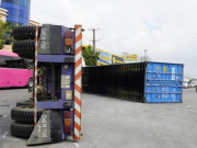 Tin tức trong ngày - Thùng container văng xuống đường, ô tô 5 chỗ biến dạng trên Quốc lộ 51