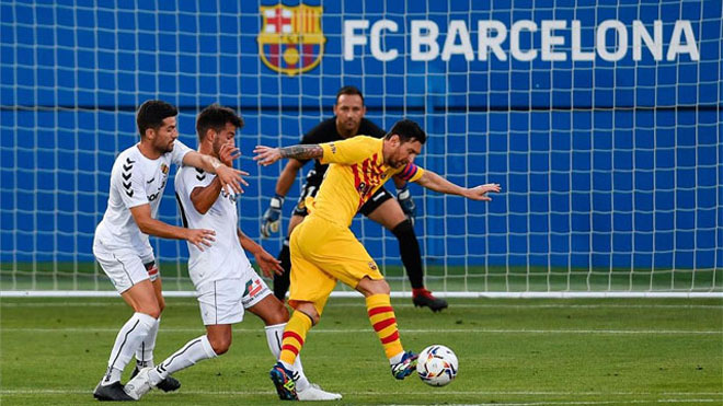 Messi gặp không ít khó khăn trong trận đấu đầu tiên dưới thời tân HLV Ronald Koeman ở Barca