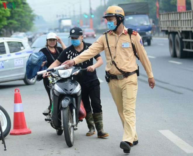 Không ít ý kiến băn khoăn, nếu bổ sung nhiệm vụ sát hạch, cấp GPLX thì có đồng thời với tăng biên chế và phình to bộ máy tổ chức của ngành công an hay không (Ảnh minh họa)