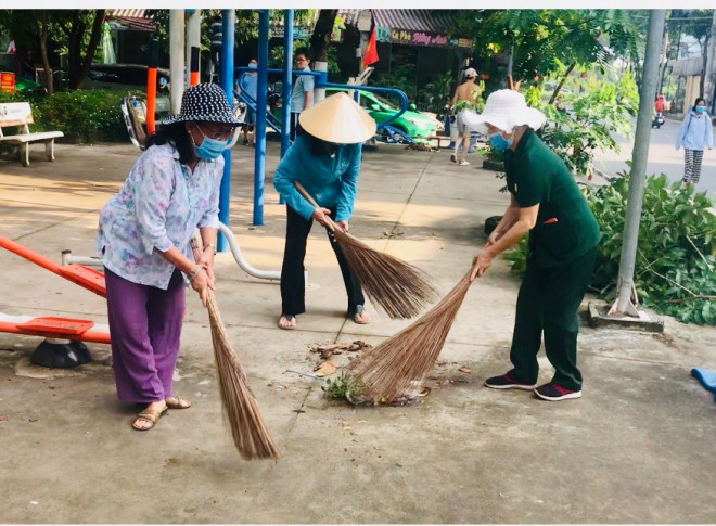 TP HCM: Bắt quả tang một phụ nữ đổ trộm bao rác, phạt 4 triệu đồng - 2