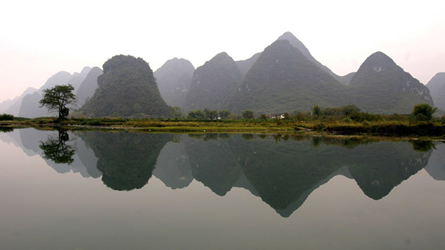 Dương Sóc, Quảng Tây: Đi thuyền tre có thể là cách tốt nhất để ngắm Dương Sóc, thị trấn ven sông nổi tiếng nhất với những ngọn đồi đá vôi và cuộc sống làng chài truyền thống.
