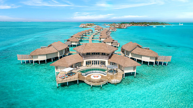 Maldives: Với những hòn đảo hẻo lánh, bãi biển hoang vắng và những biệt thự trên mặt nước dành cho 2 người, hòn đảo xinh đẹp này cho phép bạn tận hưởng một kỳ nghỉ thật tuyệt vời.
