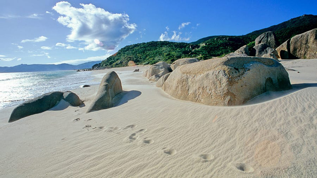 Vịnh Á Long, Hải Nam: Bãi biển hình lưỡi liềm dài 7,5km này là bãi biển nổi tiếng và phát triển nhất của bờ biển phía nam Hải Nam. Tới đây, du khách có thể trải nghiệm nhiều trò chơi cảm giác mạnh trên nước.
