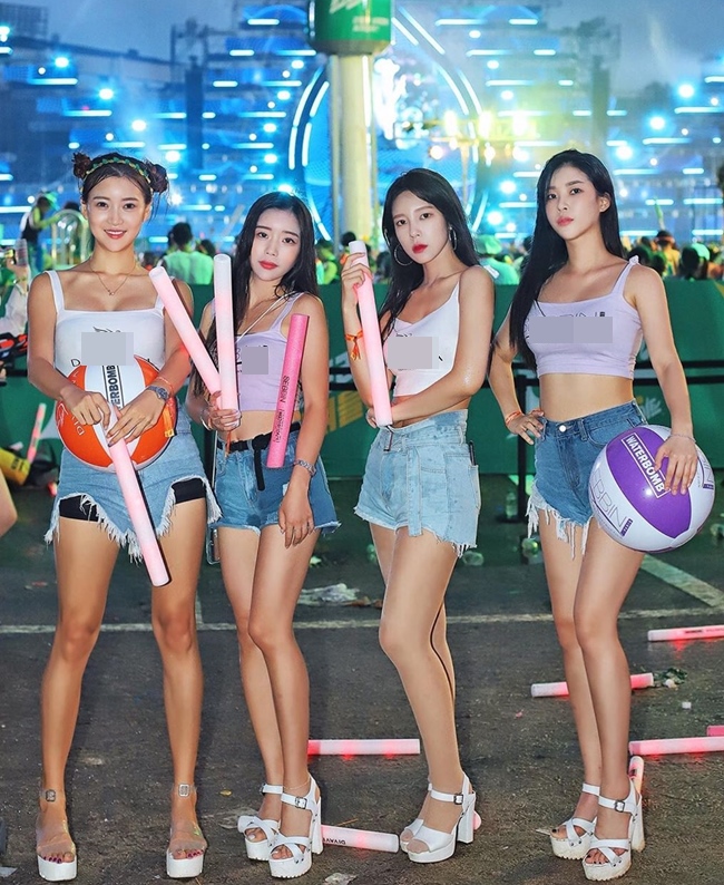 Các cô gái Hàn Quốc tự tin khoe vẻ gợi cảm trong những set đồ chỉ cần nhìn là thấy bóng dáng mùa hè.
