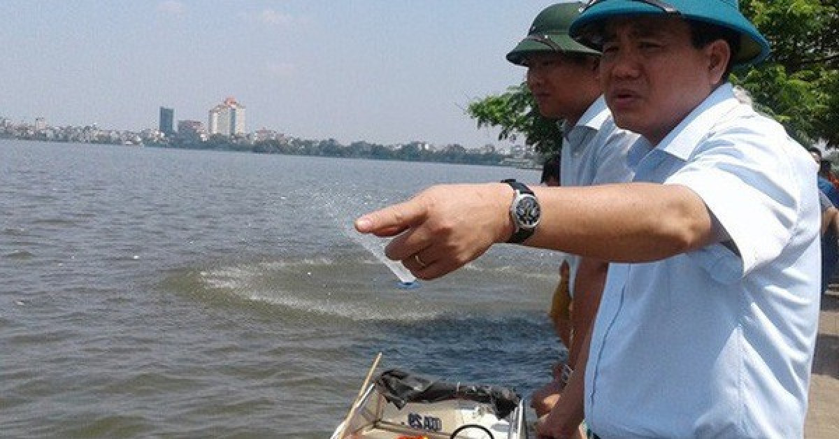 Ông Nguyễn Đức Chung, Chủ tịch UBND TP Hà Nội, chỉ huy xử lý môi trường cá chết trắng Hồ Tây ngày 3-10-2016 - Ảnh: Bảo Trân
