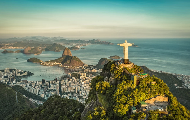 Brazil: Đợt bùng phát COVID-19 ở Brazil là một trong những đợt bùng phát nghiêm trọng nhất trên thế giới, đã ghi nhận hơn 122.000 ca tử vong. Hiện rất ít du khách quốc tế vào được Brazil.  
