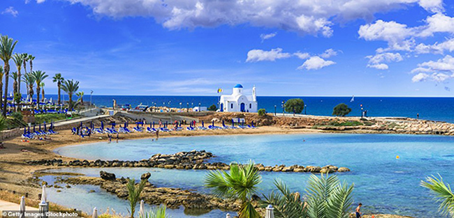 Đảo Síp: Hòn đảo Đông Địa Trung Hải đầy nắng là một trong những lựa chọn tốt nhất cho kỳ nghỉ mùa thu. Các hãng hàng không cùng các nhà khai thác đang cung cấp các ưu đãi giảm giá vào tháng 10. Chính phủ Síp sẽ đài thọ chi phí ăn ở, thuốc men cho những du khách có kết quả dương tính.
