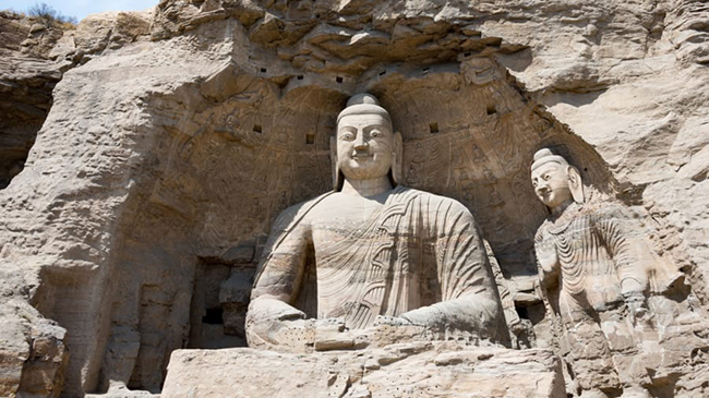 Động Vân Cương, Sơn Tây: Địa danh 1.500 năm tuổi này có 252 hang động và hơn 51.000 bức tượng Phật với nhiều kiểu dáng và kích cỡ khác nhau, bức cao nhất là 17m, nhỏ nhất chỉ 2cm.
