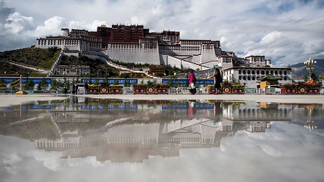 Cung điện Potala, Tây Tạng: Cao 3.700m so với mực nước biển, cung điện mùa đông trước đây của Đạt Lai Lạt Ma là cung điện cao nhất hành tinh. Bây giờ nó là một bảo tàng.
