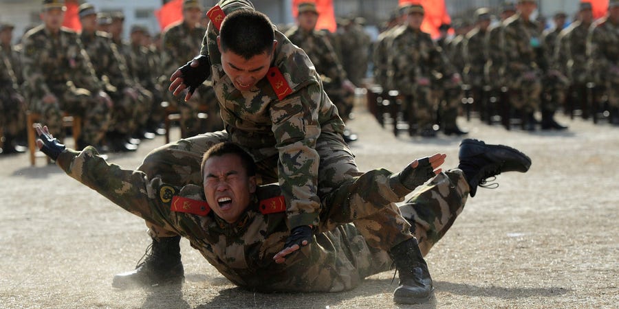 Quân cảnh Trung Quốc diễn tập võ thuật trước sự chứng kiến của các tân binh ở Hợp Phì, Trung Quốc.