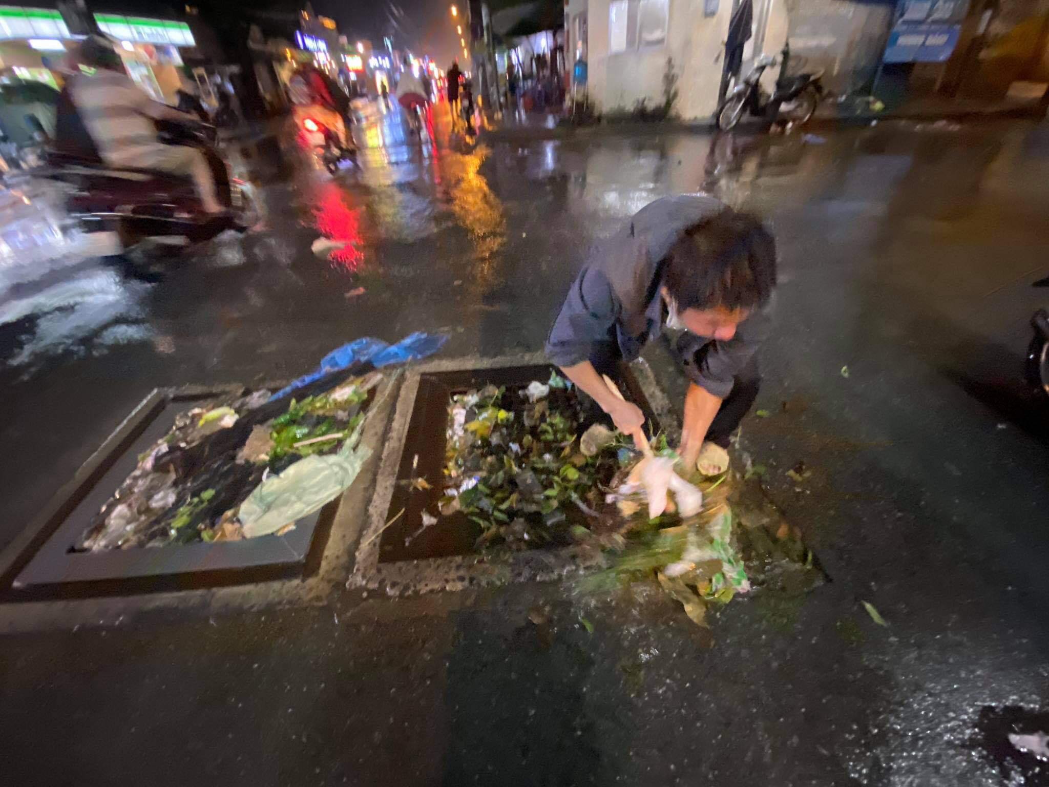 Mưa “tối tăm mặt mũi” trút xuống Sài Gòn, đường phố ngập khủng khiếp - 8