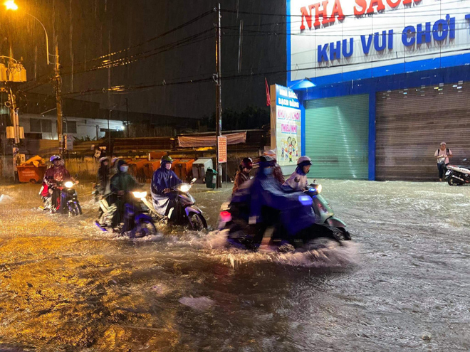 Mưa “tối tăm mặt mũi” trút xuống Sài Gòn, đường phố ngập khủng khiếp - 2