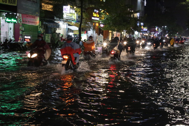 Đường Tân Sơn Nhì quận Tân Phú nước ngập nặng