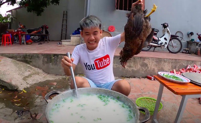 Hưng Vlog nấu cháo gà nguyên lông để troll 2 em rồi đăng lên YouTube. Ảnh chụp màn hình.