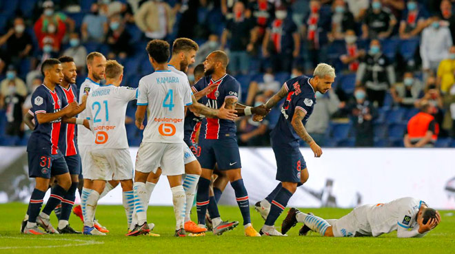 Các cầu thủ PSG và Marseille lao vào nhau ở phút bù giờ cuối trận