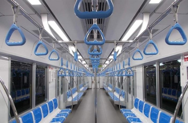 Bên trong tầu metro có chỗ ngồi dành cho khách