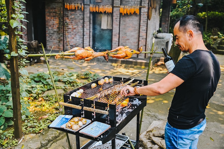 Khu vực bếp nướng BBQ được cải tạo thêm phù hợp cho những buổi dã ngoại cuối tuần của gia đình. (Ảnh: Thanh Nhan Dang)