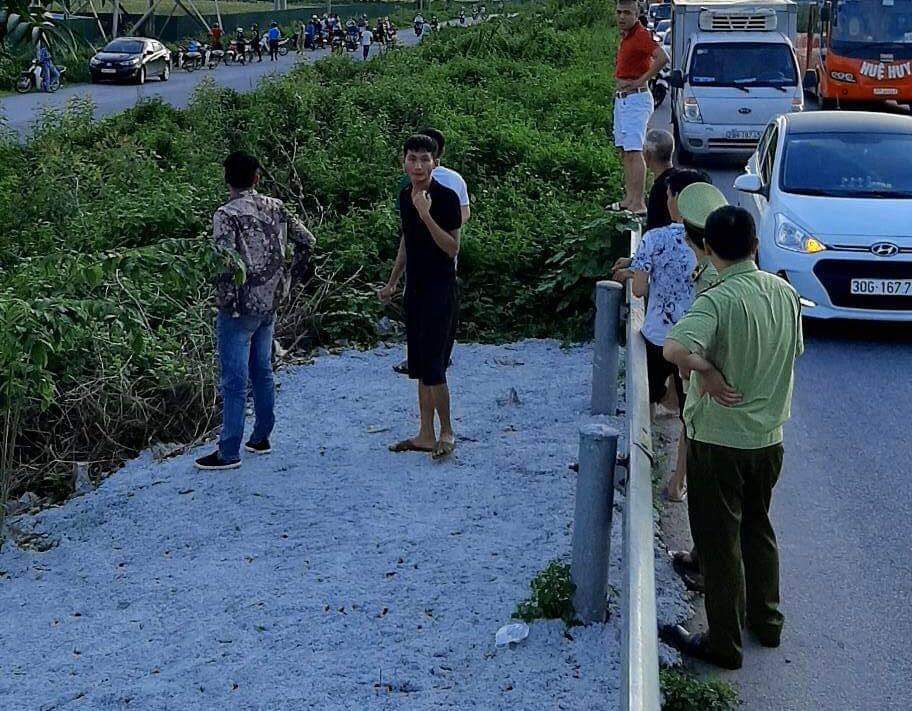 Người dân chứng kiến sự việc tại khu vực đường cao tốc Hà Nội - Bắc Giang.